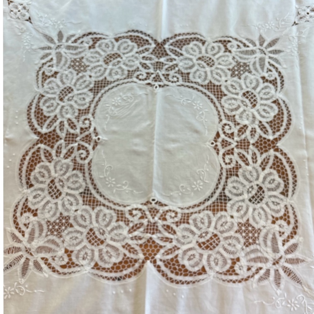 VINTAGE WHITE LINEN & LACE SQUARE TABLE CLOTH 48" X 48" VICTORIAN COTTAGECORE